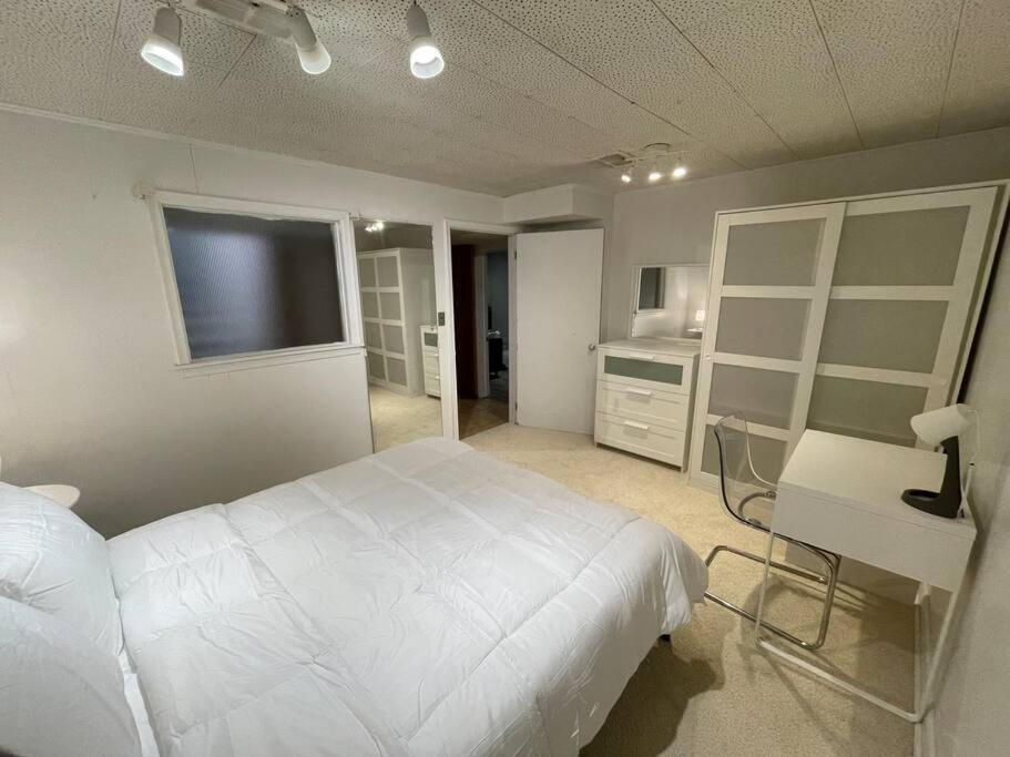 Lovely 2 Bedroom Basement Apartment In Toronto Exterior photo