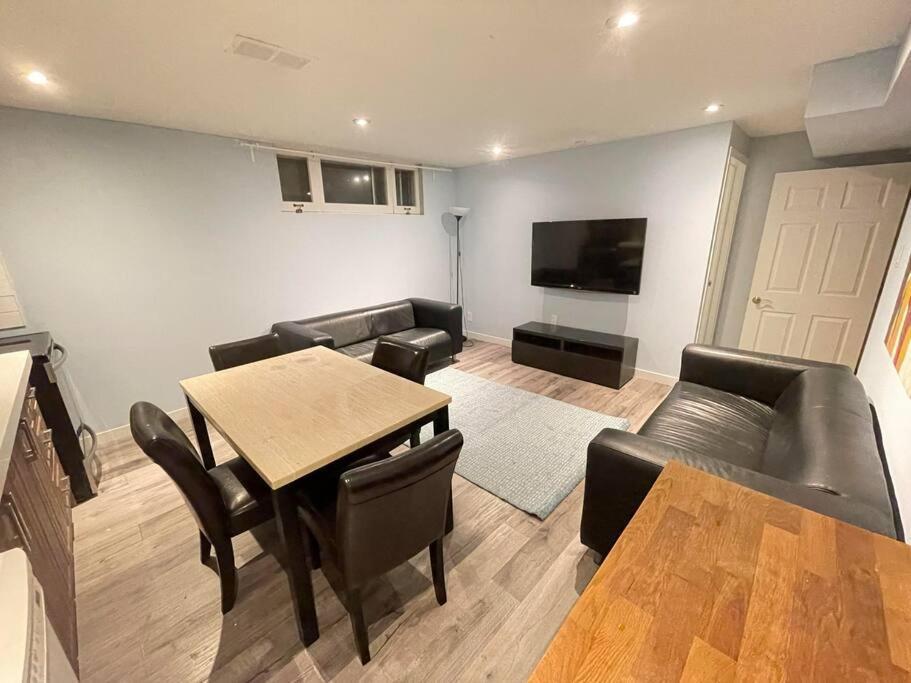 Lovely 2 Bedroom Basement Apartment In Toronto Exterior photo