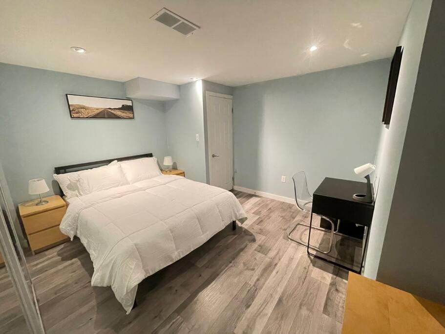Lovely 2 Bedroom Basement Apartment In Toronto Exterior photo