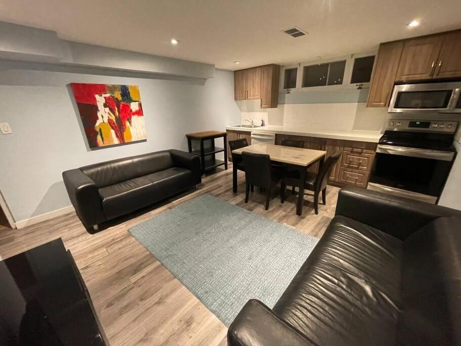 Lovely 2 Bedroom Basement Apartment In Toronto Exterior photo